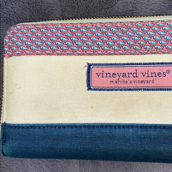 Vineyard Vines Continental Whale zip around wallet - Picture 3 of 8